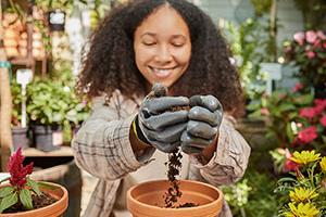 Woman in garden with soil and planting © iStock.com PeopleImages