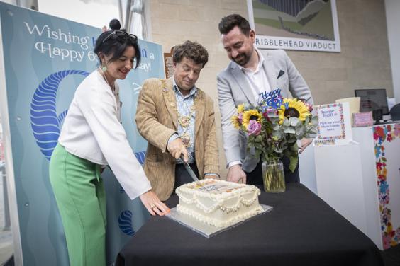 Cutting Cake