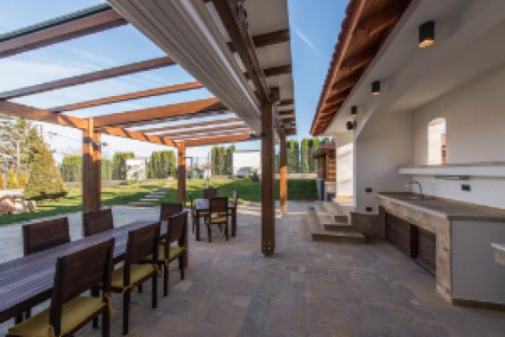 A luxury patio/outdoor cooking area